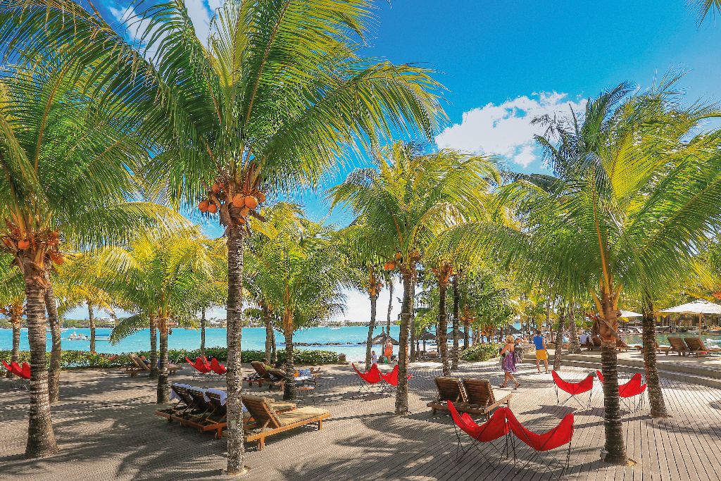 Beachcomber Hotels & Resorts; Mauritius; Île Maurice; Le Mauricia Hotel; 4-star; Beach; Plage; Travel; Voyage; Tourism; Tourisme; Holiday; Vacation; Congé; Vacances; Bar; Sunset; coucher de soleil; Poolside; Bord de la piscine; Pool; Piscine; Service; Sea view; vue sur la mer; Beach view; vue sur la plage; Ocean view; vue sur l'océan; Common Area; Secteur commun; Sports; Sunset; Coucher de soleil;