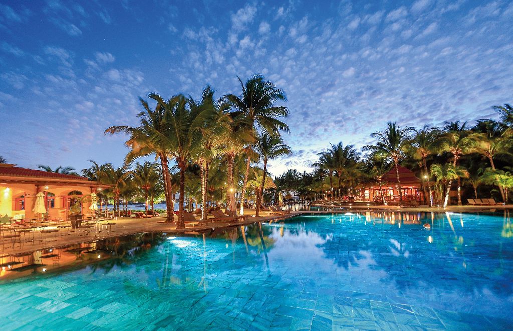 Beachcomber Hotels & Resorts; Mauritius; Île Maurice; Le Mauricia Hotel; 4-star; Beach; Plage; Travel; Voyage; Tourism; Tourisme; Holiday; Vacation; Congé; Vacances; Bar; Sunset; coucher de soleil; Poolside; Bord de la piscine; Pool; Piscine; Service; Sea view; vue sur la mer; Beach view; vue sur la plage; Ocean view; vue sur l'océan; Common Area; Secteur commun; Sunset; Coucher de soleil;